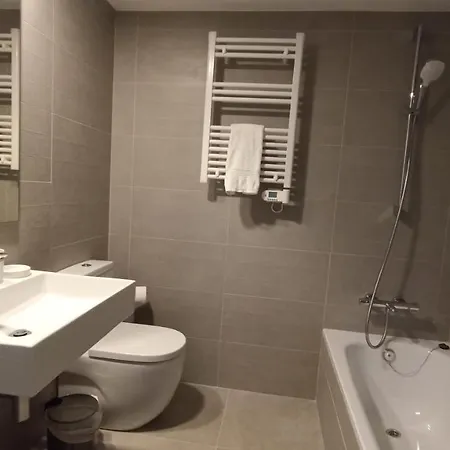 Apartamento Familiar Con Piscina Cerca De La Playa *