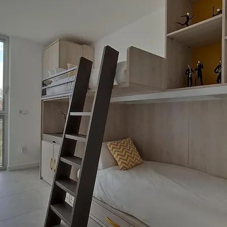 Apartamento Familiar Con Piscina Cerca De La Playa Apartment *
